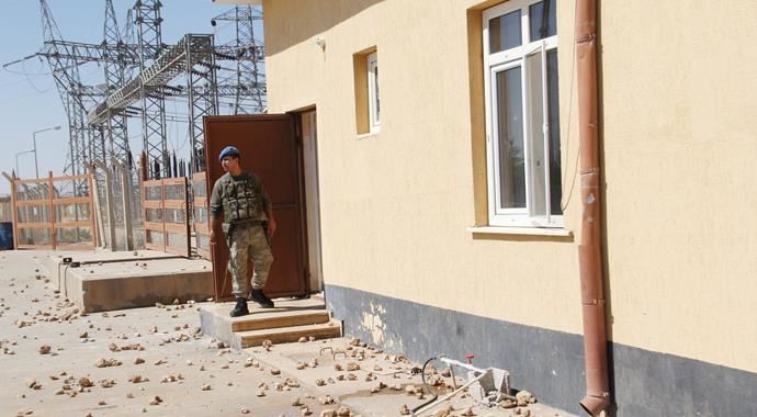 Şanlıurfa&#039;da elektrikleri kesilen çiftçiler 2 askeri yaraladı
