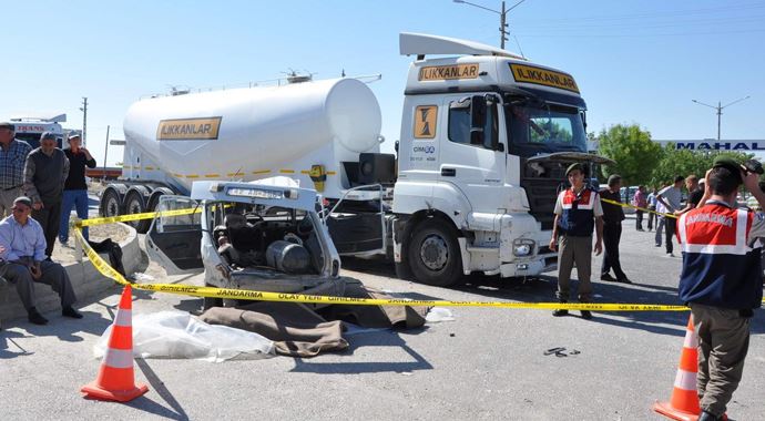 Tanker otomobili biçti: 3 ölü Tanker otomobili biçti: 3 ölü