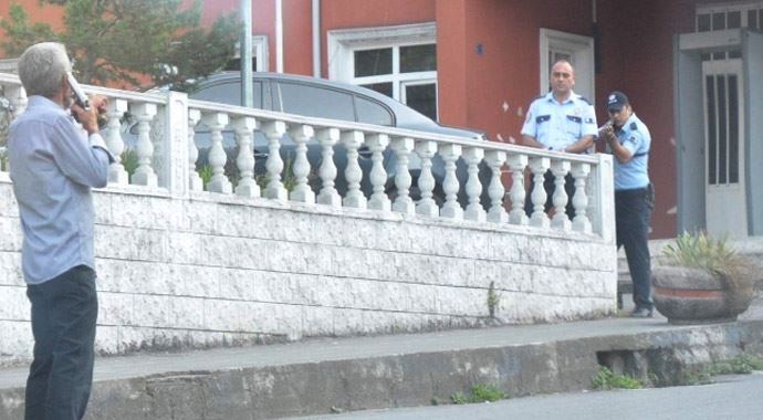 Karakolda &#039;evrak yok&#039; denilince çılgına döndü