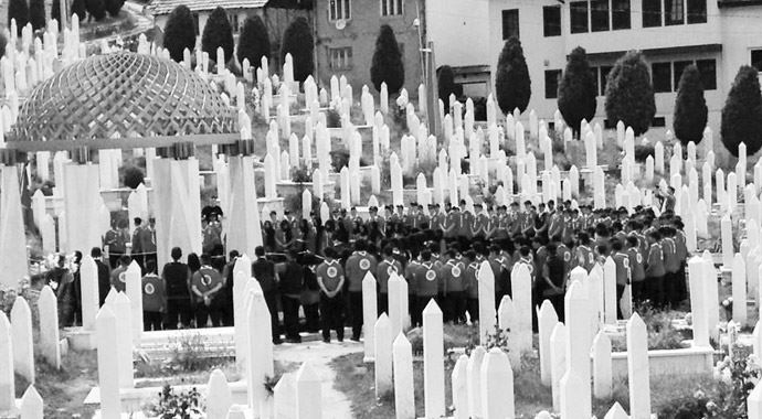 Zinde Gençlik Bosna-Hersek şehitlerini unutmadı Zinde Gençlik Bosna-Hersek şehitlerini unutmadı
