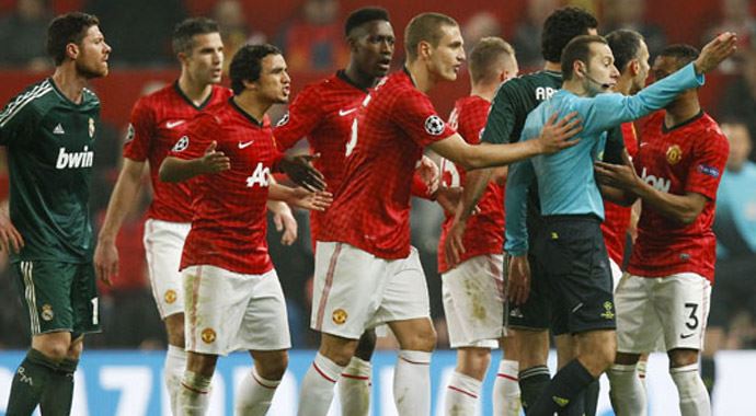 Van Persie: 'Cüneyt Çakır böyle bir maça nasıl atanır?' Van Persie: 'Cüneyt Çakır böyle bir maça nasıl atanır?'