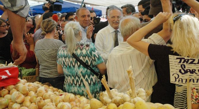 Ekmeleddin İhsanoğlu pazara çıktı Ekmeleddin İhsanoğlu pazara çıktı