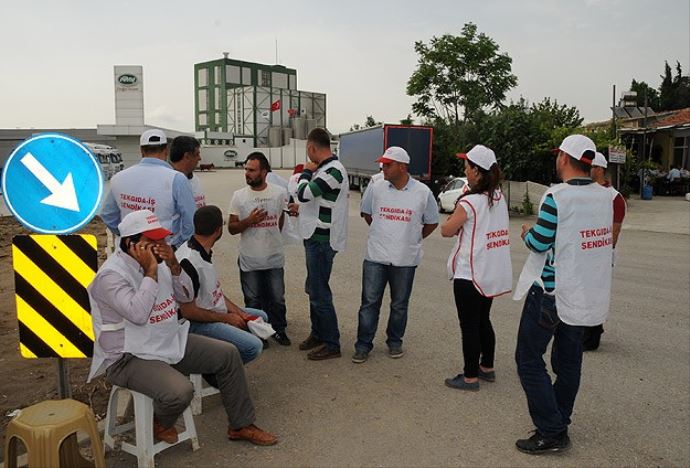 Sütaş önündeki eylem yapan işçilere jandarma müdahalesi Sütaş önündeki eylem yapan işçilere jandarma müdahalesi