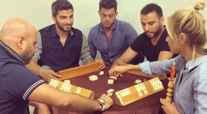 Alişan okey oynarken taş çaldı