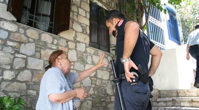 Eski bakan polisleri karşısında görünce... Eski bakan polisleri karşısında görünce...