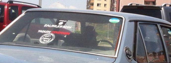 IŞİD çıkartmalı otomobil trafikte tepki çekti
