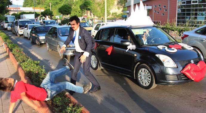 Gelin arabasının önünü kesin çocuğu döven mühendise gözaltı Gelin arabasının önünü kesin çocuğu döven mühendise gözaltı