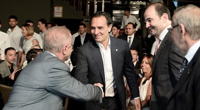 Ünal Aysal'dan, Prandelli'ye hediye Ünal Aysal'dan, Prandelli'ye hediye