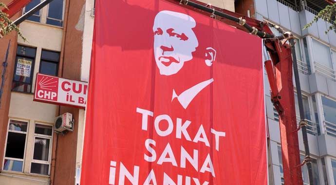 CHP'liler 'Erdoğan' posterini böyle indirdi CHP'liler 'Erdoğan' posterini böyle indirdi