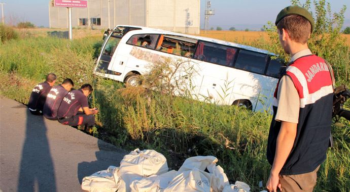 Manisa'de otobüs kazası: 52 yaralı Manisa'de otobüs kazası: 52 yaralı