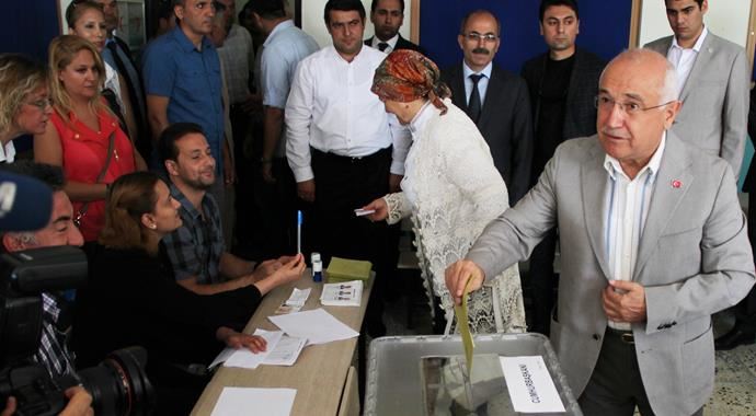 Meclis Başkanı Çiçek oyunu kullandı Meclis Başkanı Çiçek oyunu kullandı