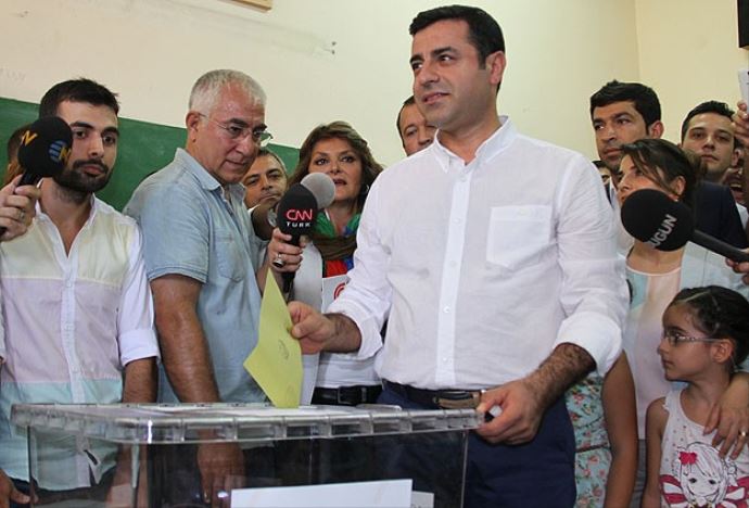 Demirtaş oyunu 40 derece sıcaklıktaki Diyarbakır'da kullandı Demirtaş oyunu 40 derece sıcaklıktaki Diyarbakır'da kullandı