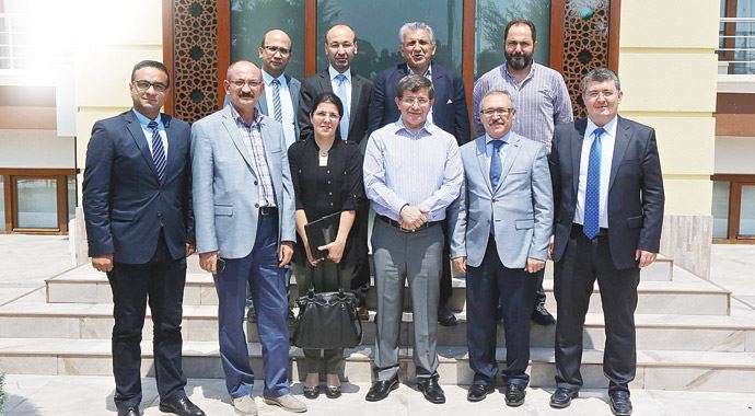 Davutoğlu: 'Muhalefet personelin canını tehlikeye atıyor' Davutoğlu: 'Muhalefet personelin canını tehlikeye atıyor'