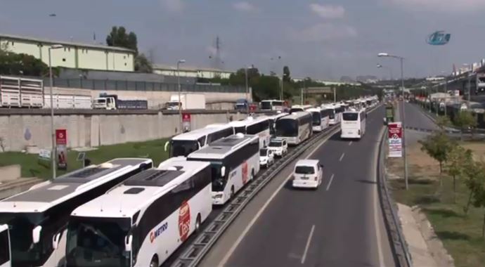 İstanbul'da seçim kuyruğu İstanbul'da seçim kuyruğu