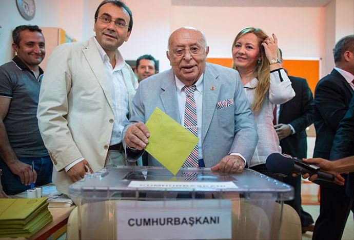 Süleyman Demirel &#039;Memlekete hayırlı olsun&#039; dedi, reyini verdi