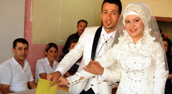 Gelinle damat düğünden önce sandığa koştu