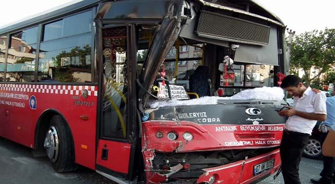 Halk otobüsü kaza yaptı çok sayıda yaralı var Halk otobüsü kaza yaptı çok sayıda yaralı var