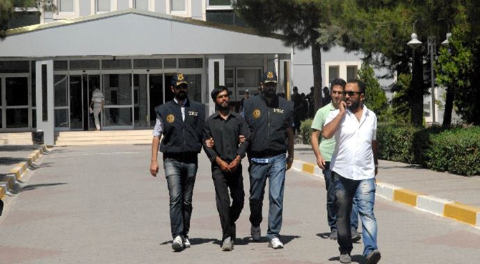 Diyarbakır'da bayrak indiren zanlı cezaevine sevk edildi Diyarbakır'da bayrak indiren zanlı cezaevine sevk edildi
