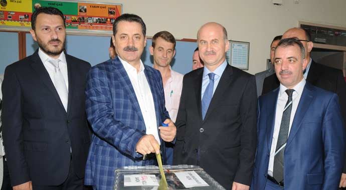 Bakanı Çelik'in sandığında en fazla oyu Erdoğan aldı Bakanı Çelik'in sandığında en fazla oyu Erdoğan aldı
