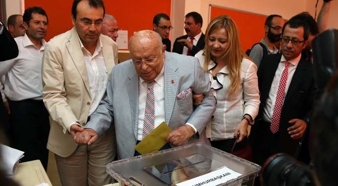 Demirel&#039;in oy kullandığı sandıktan en çok oy İhsanoğlu&#039;na