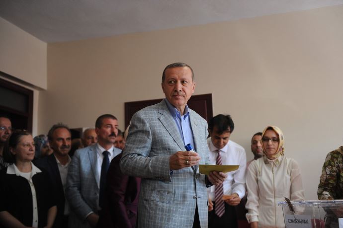 Erdoğan, oy kullandığı sandıktan birinci çıktı Erdoğan, oy kullandığı sandıktan birinci çıktı