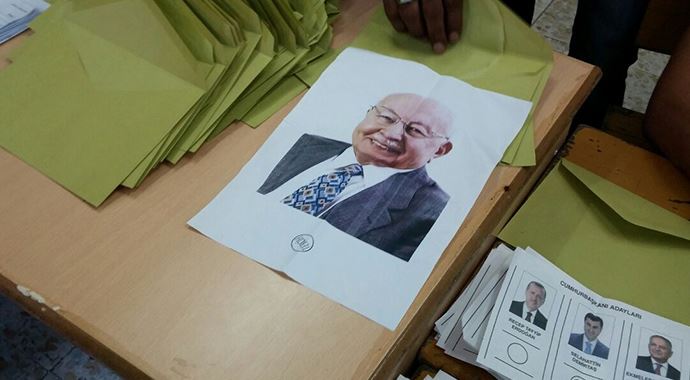 Oy zarfında tercih mühürlü Erbakan fotoğrafı çıktı Oy zarfında tercih mühürlü Erbakan fotoğrafı çıktı