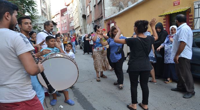 Kasımpaşa'da Erdoğan'ın cumhurbaşkanlığını davullu zurnalı kutladı Kasımpaşa'da Erdoğan'ın cumhurbaşkanlığını davullu zurnalı kutladı