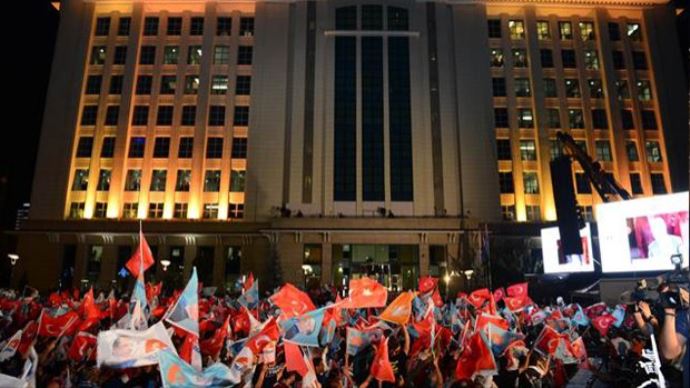 Binlerce vatandaş Erdoğan'ı bekliyor Binlerce vatandaş Erdoğan'ı bekliyor