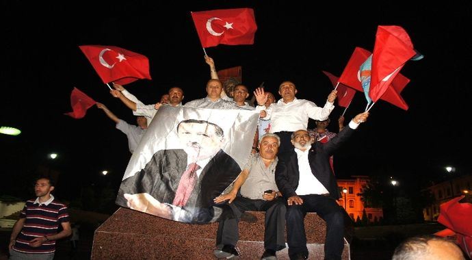 Halk sokağa döküldü