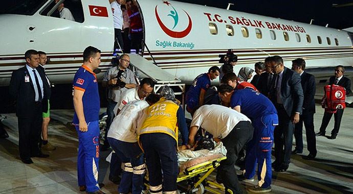Yaralı Filistinliler Türkiye&#039;ye geldi
