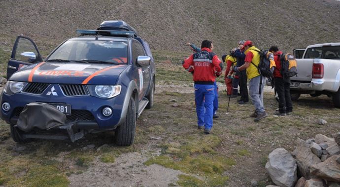Acemi dağcıyı zirveden kurtarma ekibi indirdi