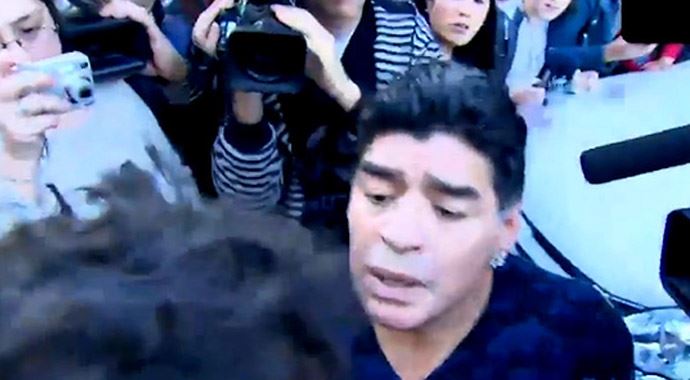 Maradona, gazeteciye tokat attı!