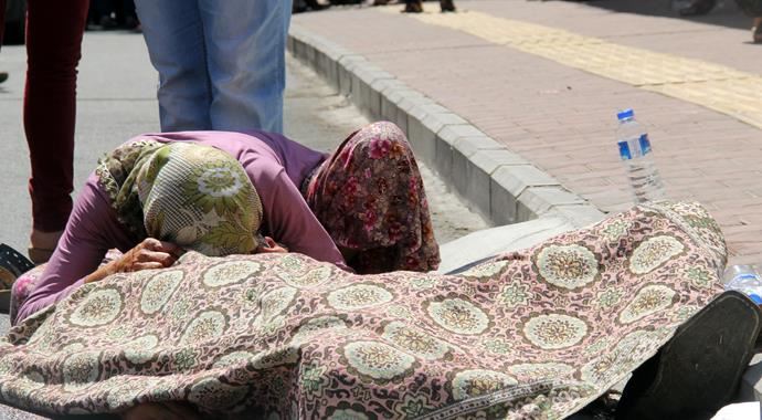 Kriz geçirirken otobüsün altında kaldı