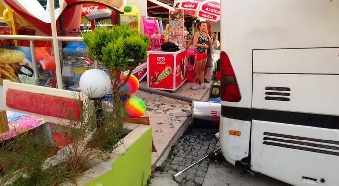 Turist otobüsü markete girdi Turist otobüsü markete girdi