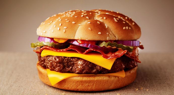 Hamburgerden Nazi sembolü çıktı! Hamburgerden Nazi sembolü çıktı!