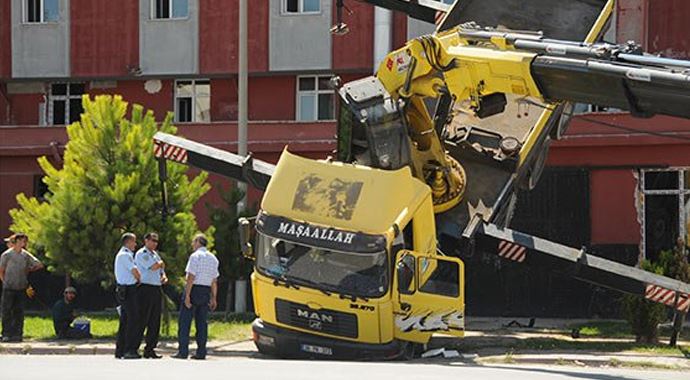 Vinç şaha kalktı! Vinç şaha kalktı!