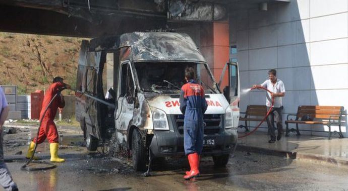 Ambulans hasta içindeyken cayır cayır yandı Ambulans hasta içindeyken cayır cayır yandı