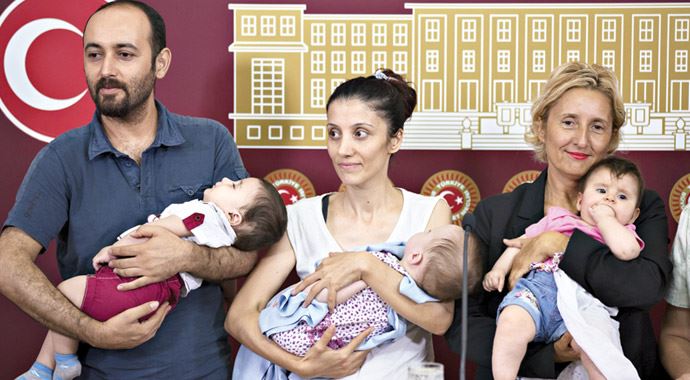 Meclis'te bebekli basın toplantısı Meclis'te bebekli basın toplantısı