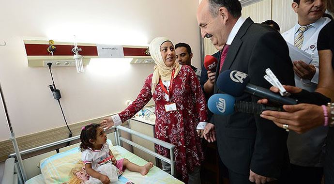 Bakan Müezzinoğlu yaralı Filistinlileri ziyaret etti