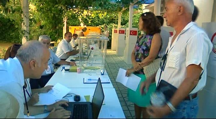 Yunanistan'daki gurbetçiler sandık başında Yunanistan'daki gurbetçiler sandık başında