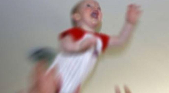 Bebeği havaya atıp sevince... Bebeği havaya atıp sevince...