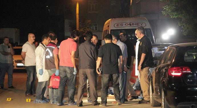 Diyarbakır'da saldırıya uğrayan polis şehit oldu Diyarbakır'da saldırıya uğrayan polis şehit oldu