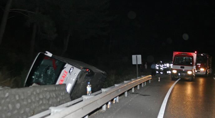 İzmir'de yolcu otobüsü devrildi, yaralılar var İzmir'de yolcu otobüsü devrildi, yaralılar var