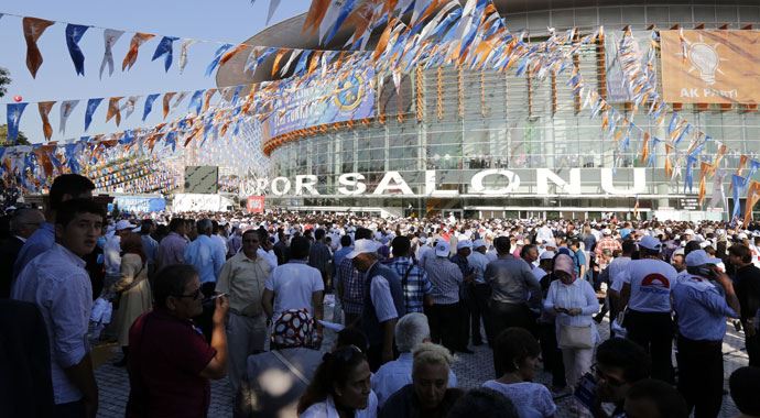 On binlerce AK Partili kongre saatini bekliyor On binlerce AK Partili kongre saatini bekliyor