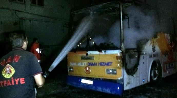 Van&#039;da AK Parti seçim otobüsünü kudakladılar