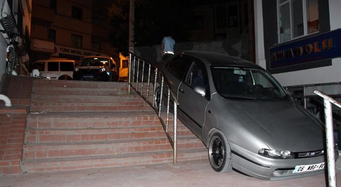 Otomobiliyle merdivenler inmeye çalışınca böyle oldu