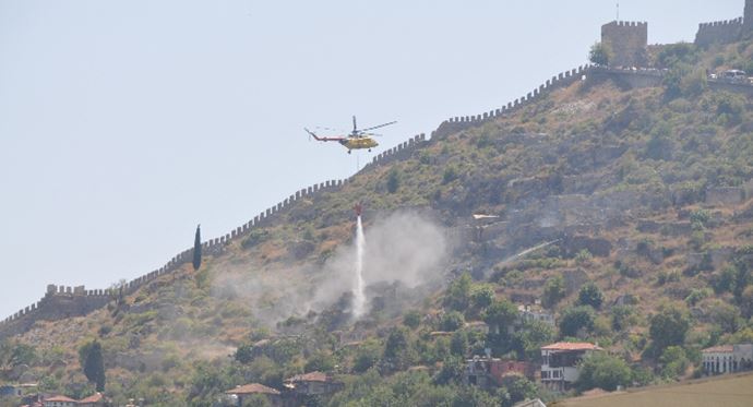 Antalya'daki tarihi kalede 2 günde 2 yangın Antalya'daki tarihi kalede 2 günde 2 yangın
