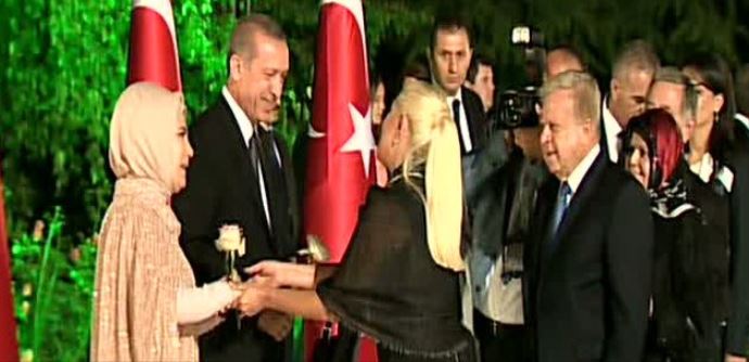 Muazzez Ersoy'dan Erdoğan çiftine gül Muazzez Ersoy'dan Erdoğan çiftine gül