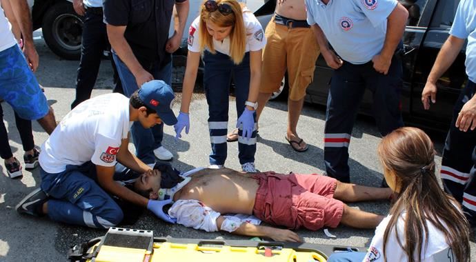 Sanatçılar kaza yaptı: 2'si ağır 5 yaralı Sanatçılar kaza yaptı: 2'si ağır 5 yaralı