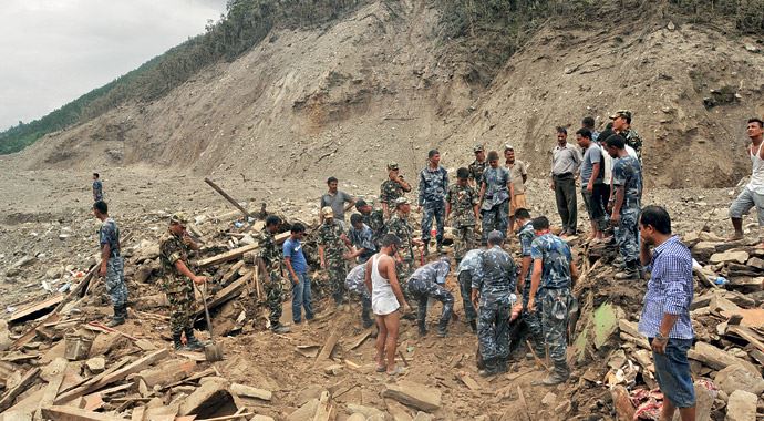 Nepal'de 100 kişi toprak altında